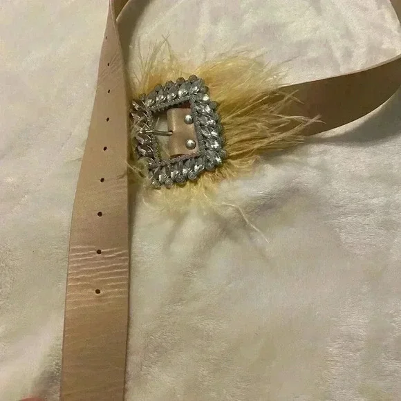 Women’s belt NWOT cream colored belt with rhinestones & feathers on buckle - Picture 3 of 4